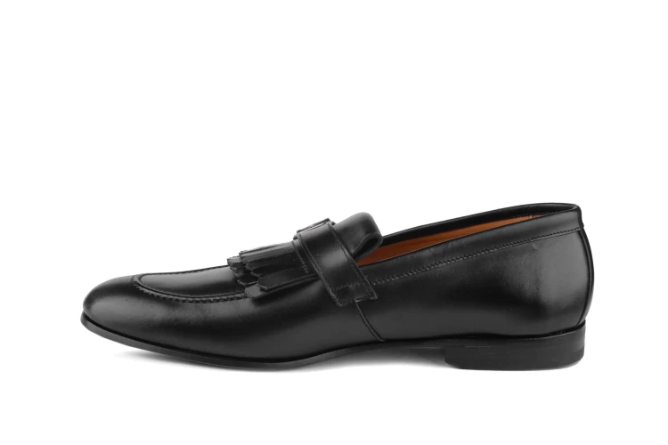 buty z grzebieniem, czarne skórzane loafersy