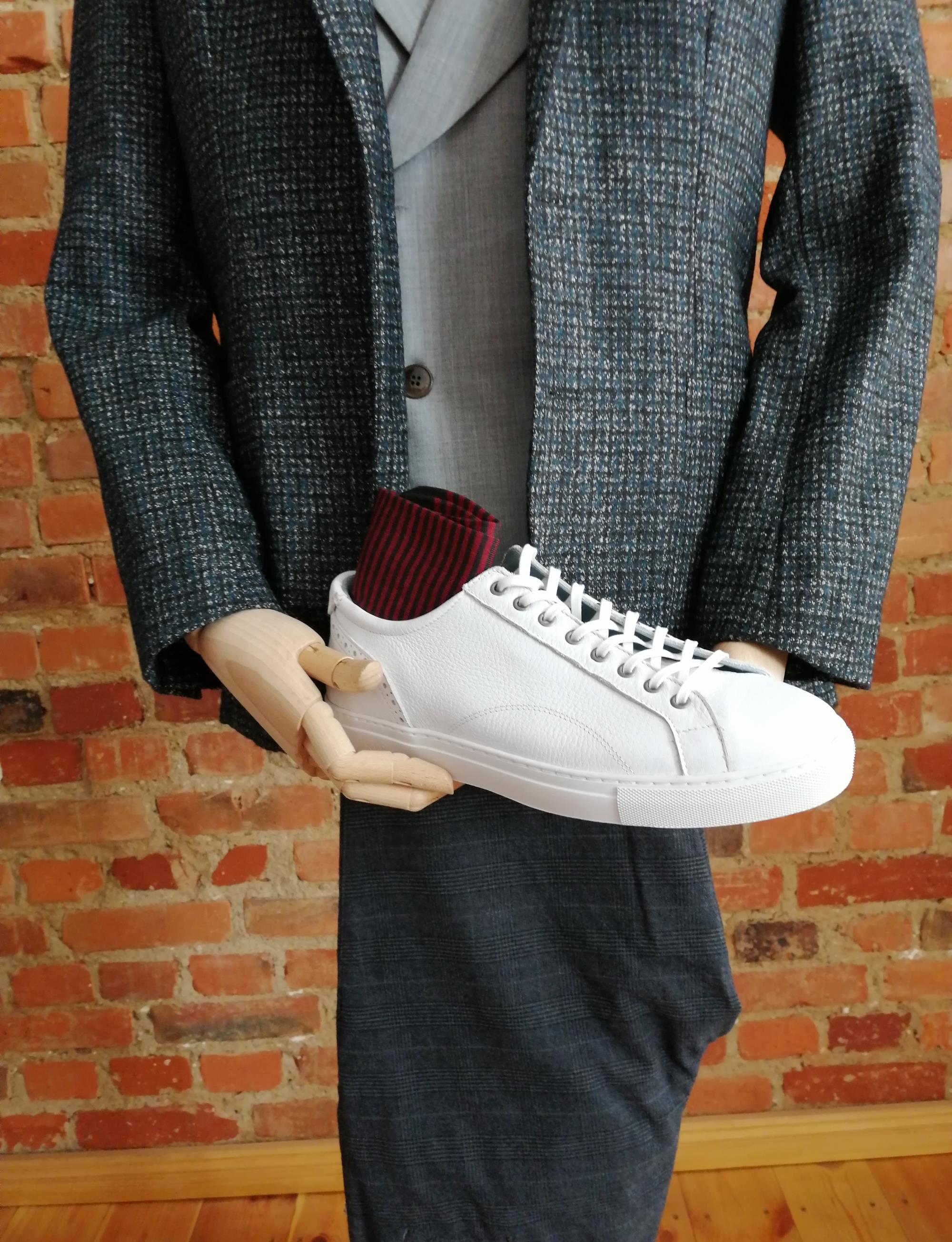 biały sneakers, klasyczne buty, casual