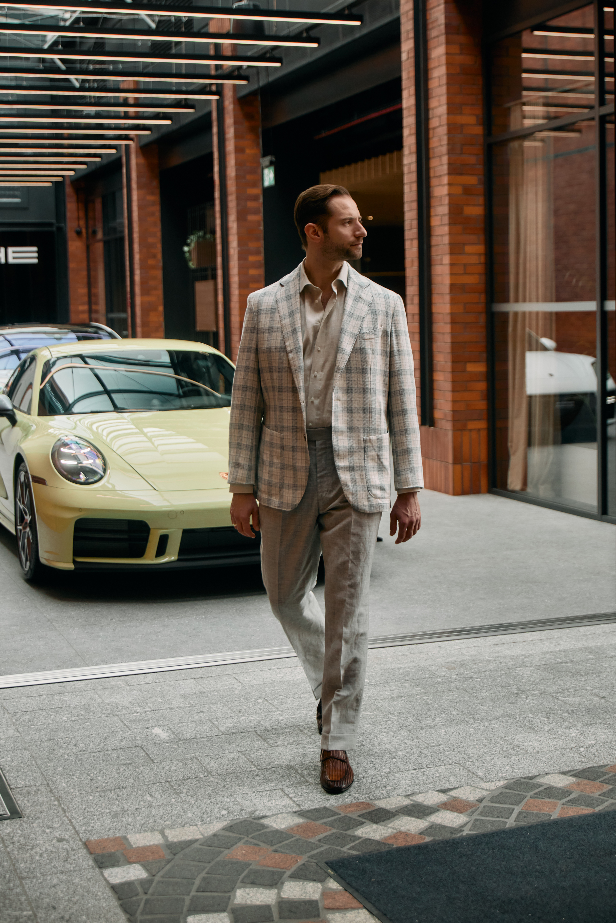 Zestaw smart casual letni Grzegorz Łomacz i porsche