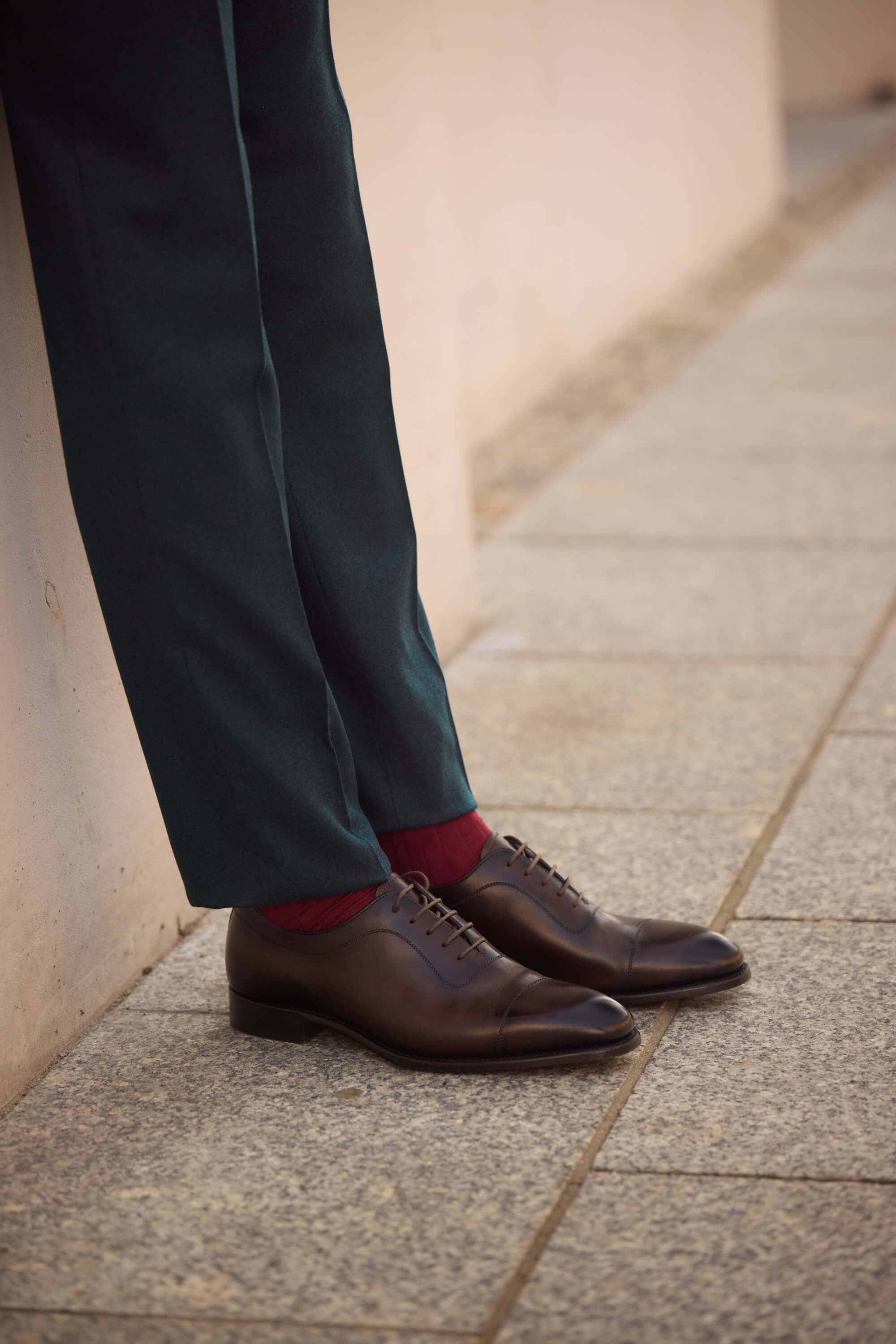 styl półformalny - na nogach brązowe oxfordy cap toe Carlos Santos