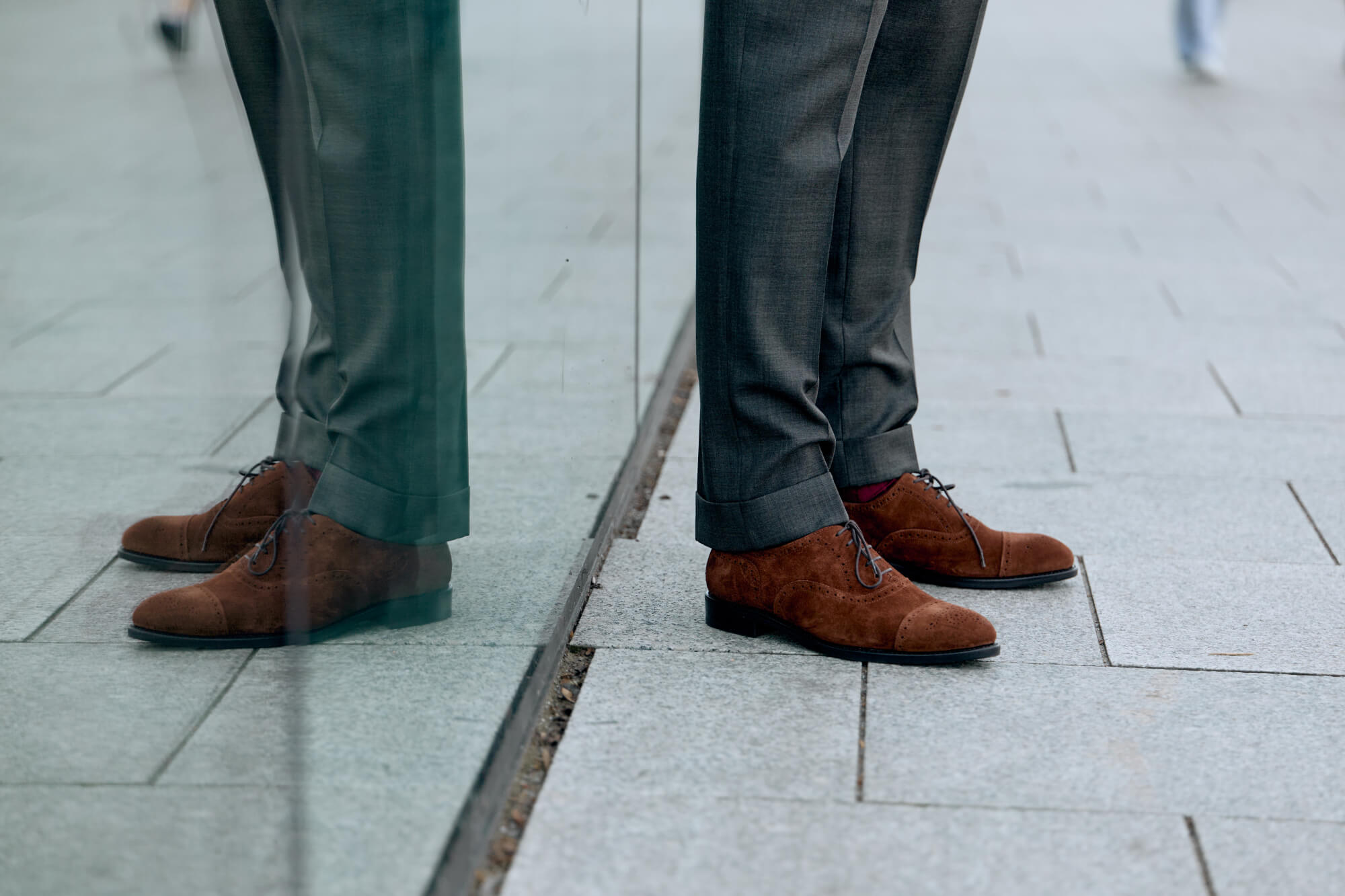 nieco bardziej formslne zamszowe oxfordy Partigiani