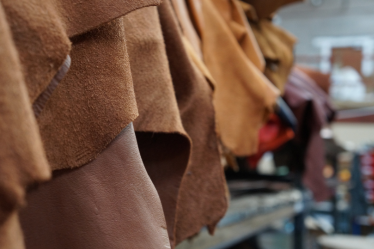 porównanie skóry zamszowej i nubuku